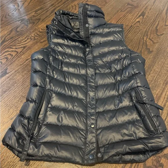 GAP Women's Midnight Black Puffer Vest - Picture 2 of 4